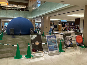 ドームと待機場所、パネル展示 ドームと待機場所、パネル展示