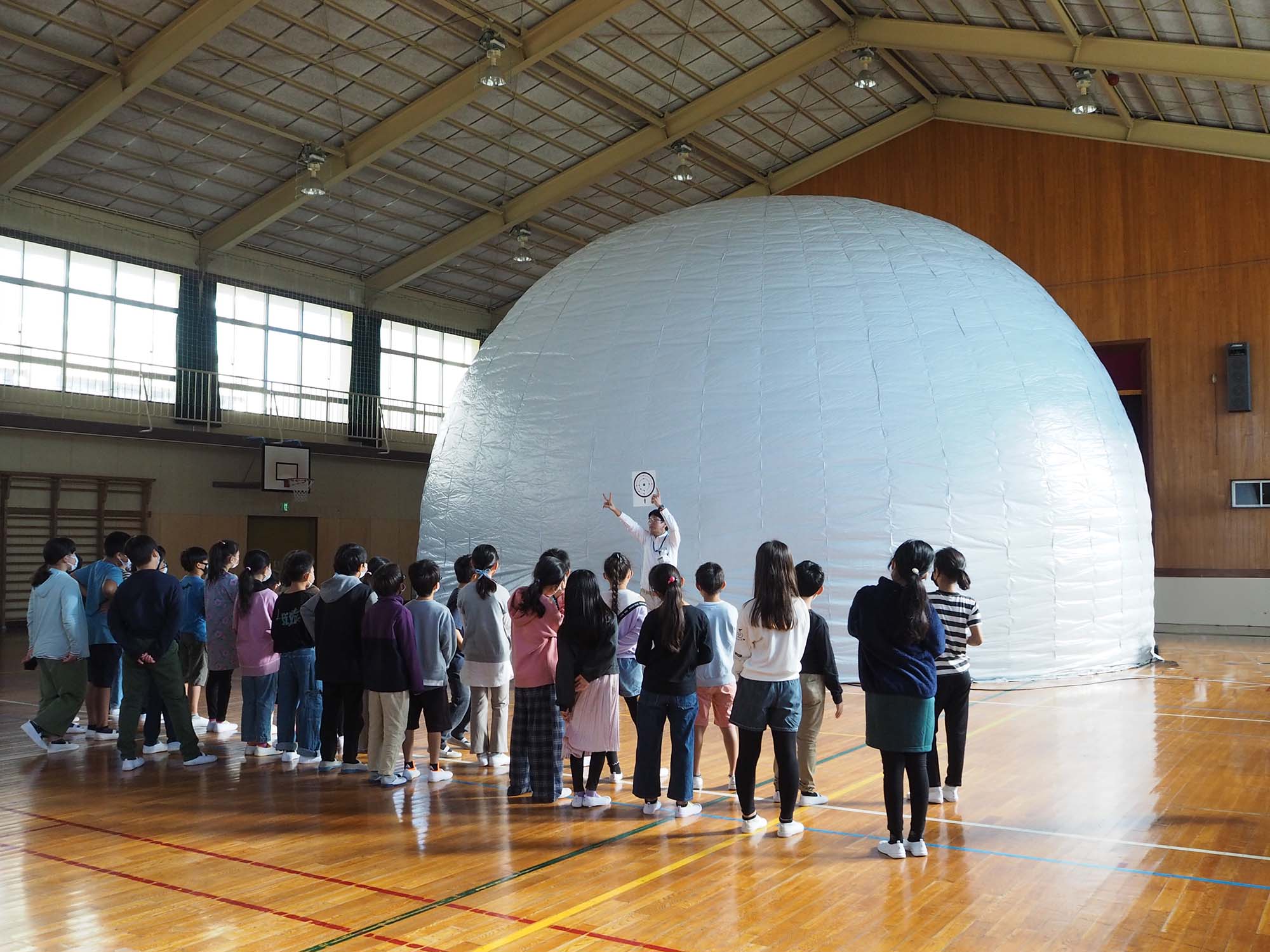 ドームの内部の様子(10m) 小学校の体育館にてドーム外観(10m)